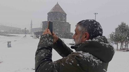 Kars'ta Kar Yağışı Sonrası Kartpostallık Görüntüler: Turistler Bedesten Bölgesine Akın Etti