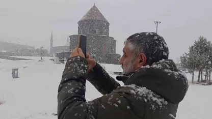 Kars'ta Kar Yağışı Sonrası Kartpostallık Görüntüler: Turistler Bedesten Bölgesine Akın Etti