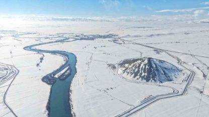 Muş Piramidi Beyaz Gelinliğini Giydi: Mercimek Kale Höyüğü’nde Görsel Şölen