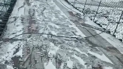 Kars’ta Asma Köprüde Can Pazarı: Otomobil Metrelerce Yükseklikte Asılı Kaldı