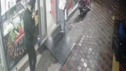 Dükkanın önündeki sigara paketini çaldı