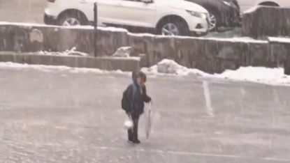 Kar altında İstiklal Marşı’nı okuyan çocuk yürekleri ısıttı