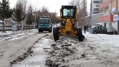 Ardahan’da Kar Temizleme Mesaisi: Kar Kütleleri Şehir Dışına Taşınıyor
