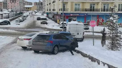 Erzurum’da Buzlanan Yolda Zincirleme Kaza: 5 Araç Birbirine Girdi