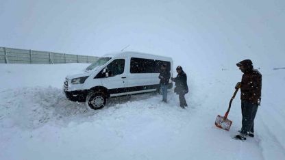 Karayazı’da Kar ve Tipi Esareti: Mahsur Kalan Araçlar Kurtarıldı