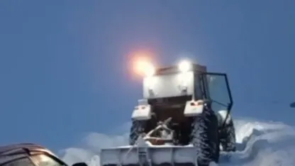 Kars'ta Kara Saplanan Otomobilin İmdadına Traktör Yetişti