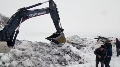 Çıldır Gölü'ne Gömülen İş Makinesi Operasyonla Çıkarıldı