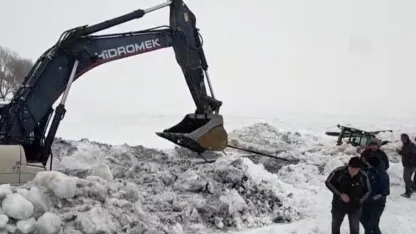 Çıldır Gölü'ne Gömülen İş Makinesi Operasyonla Çıkarıldı