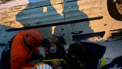 Kars’ta Buzlanan Yolda Feci Kaza: Hafif Ticari Araç Şarampole Devrildi