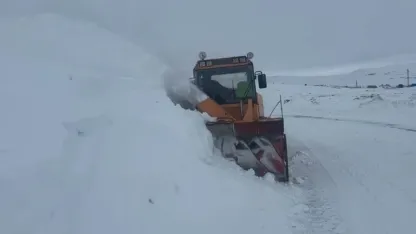 Kars’ta Kar Esaretiyle Mücadele: Ekipler 4 Metrelik Karı Deviriyor