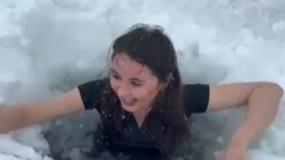 Çıldır Gölü’nde Adrenalin Dolu Anlar: Dondurucu Soğukta Buzun Altına Girdi