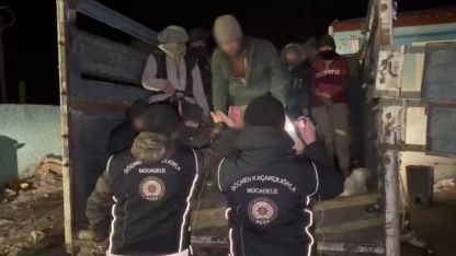 Kars’ta Göçmen Kaçakçılığı Operasyonu: 19 Düzensiz Göçmen Yakalandı, 3 Şüpheli Tutuklandı