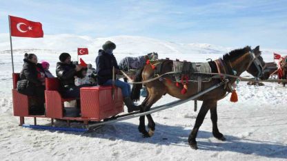 Çıldır Gölü’nde 70 Santim Buzda Dörtnala Safari