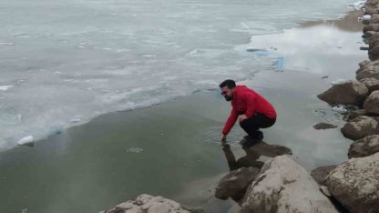 Van’ın ‘Buz Adamı’ Bu Kez Doğaya Takıldı: Sıhke Göleti’nde Buzlar Erken Çözüldü