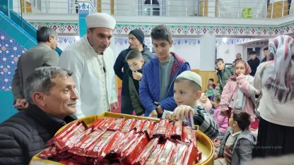 Ercişli İmamdan Çocuklara Özel "Cami Marketi": Teravih Sonrası İkram Şöleni