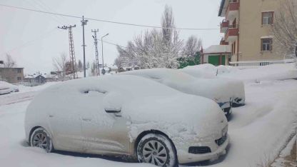Başkale’de Kar Esareti: Araçlar Kar Altına Gömüldü, 32 Mahalle Yolu Kapandı
