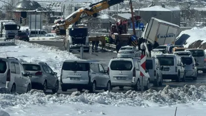 Van-Özalp Kara Yolunda Tır Kazası: Ulaşım Bir Süre Durdu