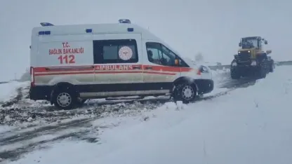 Kars’ta Kar ve Tipiye Saplanan Ambulansların İmdadına Özel İdare Yetişti