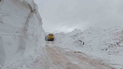 Başkale’de Kar Kalınlığı 5 Metreyi Buldu: İş Makineleri Karda Kayboldu