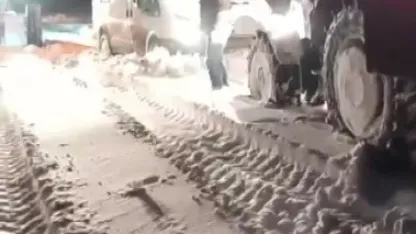 Kars’ta Kara Saplanan Minibüsün İmdadına Özel İdare Yetişti