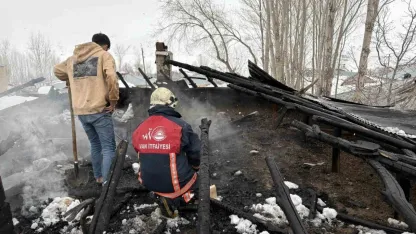 Erciş’te Çatı Yangını Korkuttu
