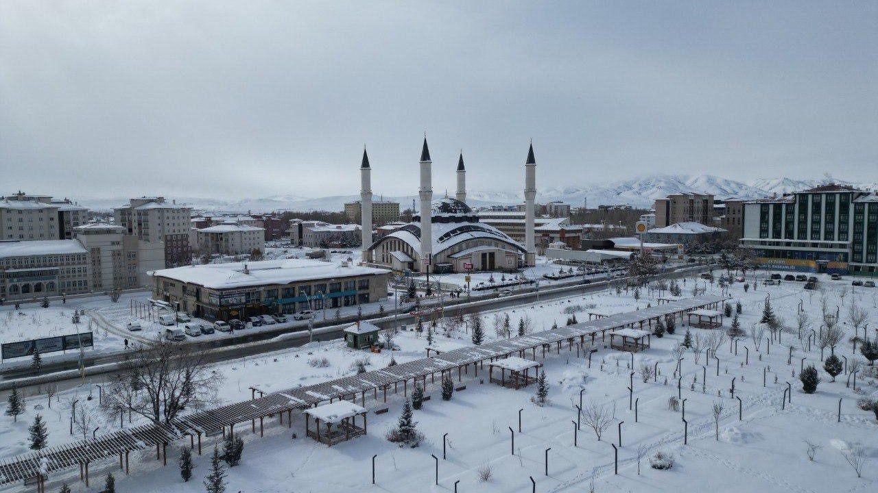 Ağrı’da Buzlar Çözülüyor: Kentte Bahar Esintileri ve Görsel Şölen