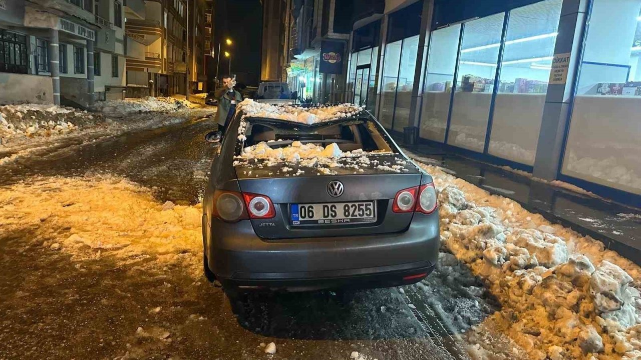 Ağrı’da Çatıdan Düşen Kar ve Buz Kütlesi Seyir Halindeki Aracın Üzerine Devrildi