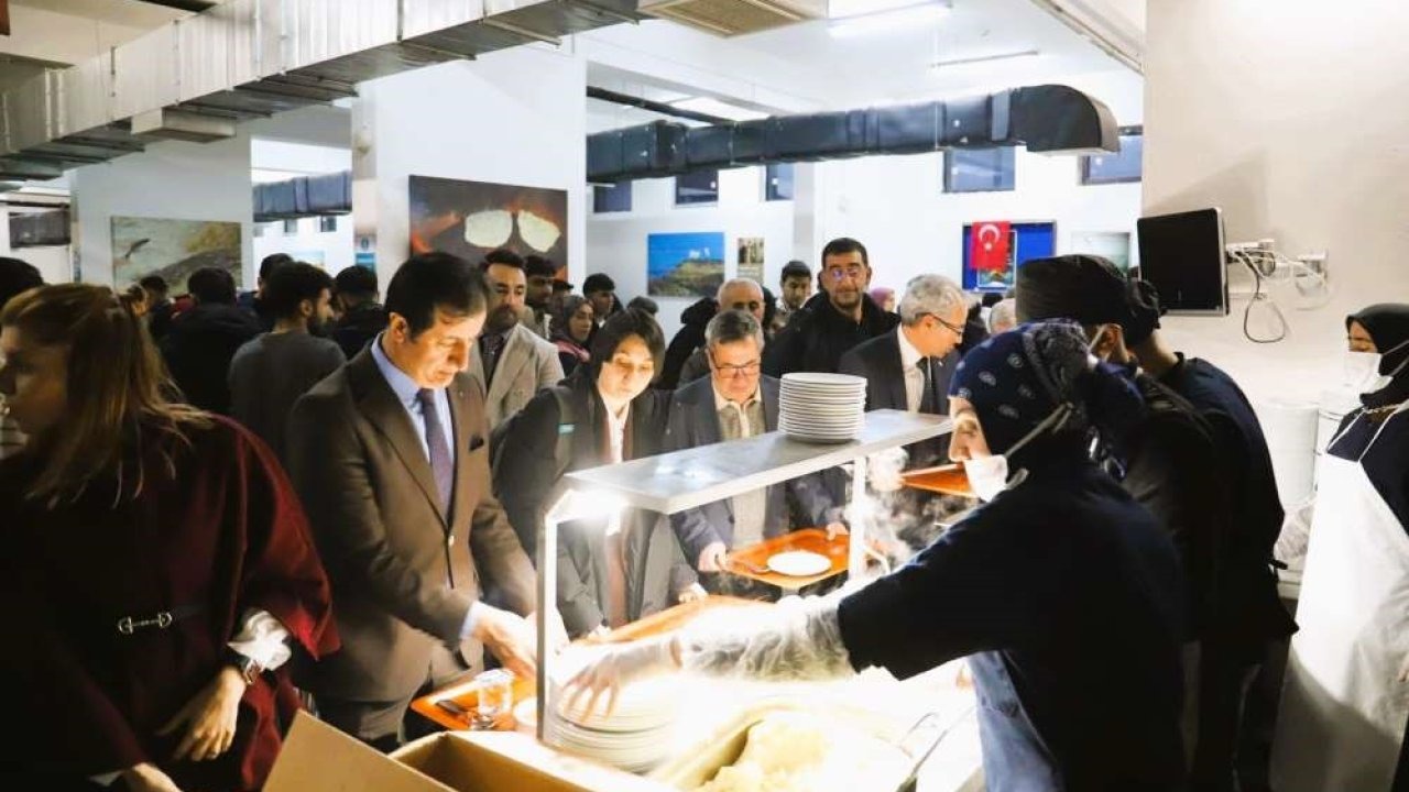 Ardahan Üniversitesi’nde Birlik Sofrası: Rektör Emiroğlu Öğrencilerle Buluştu