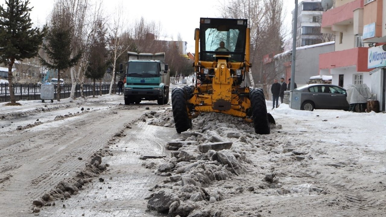 Ardahan’da Kar Temizleme Mesaisi: Kar Kütleleri Şehir Dışına Taşınıyor