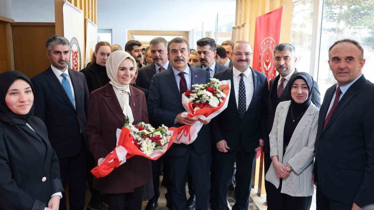 Atatürk Üniversitesinde Sanat ve Sosyal Dayanışma Rüzgarı: İki Bakan Erzurum'da Buluştu