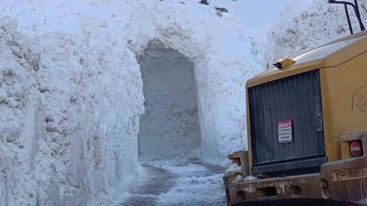 Bahçesaray’da Kar Tüneli Mesaisi: Çığ Altından Ulaşım Sağlanıyor