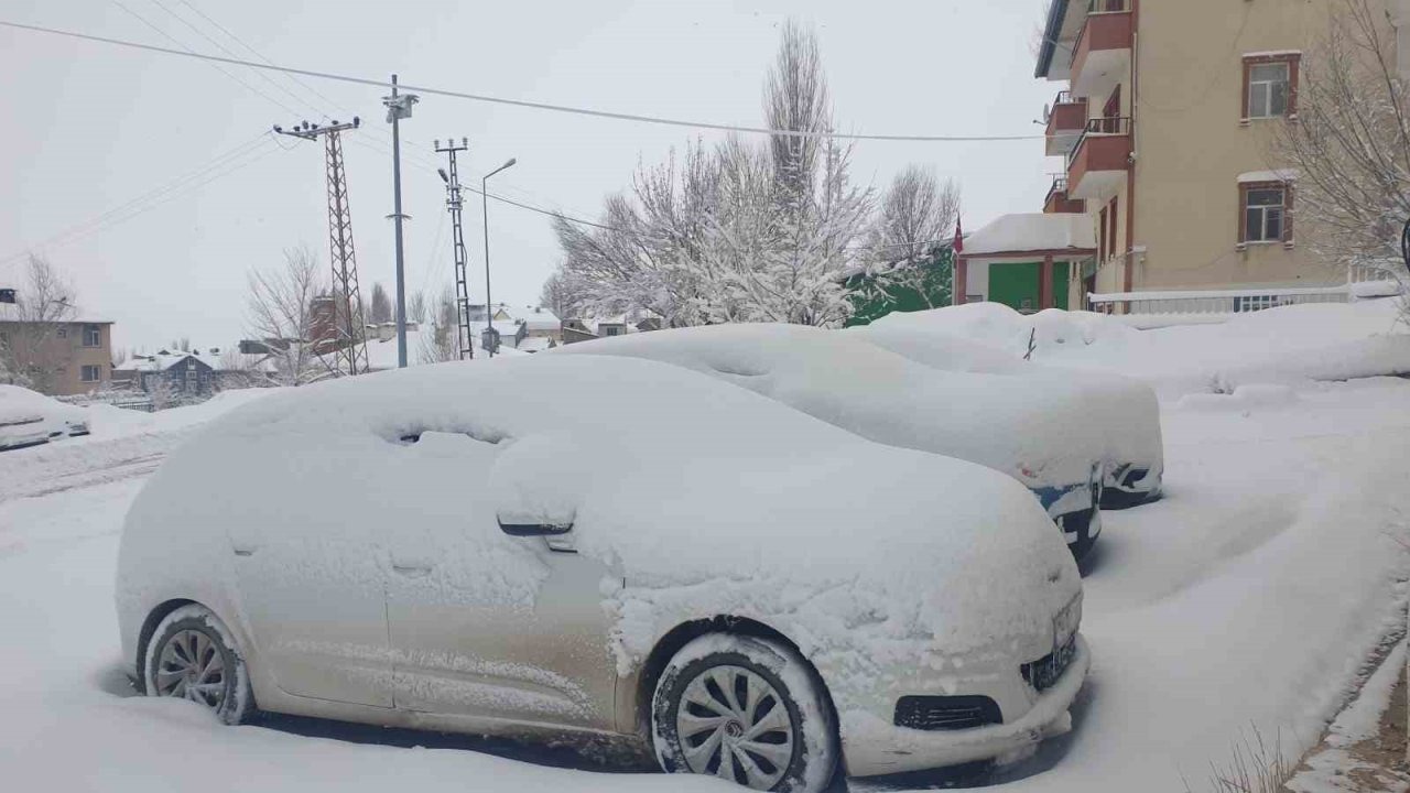 Başkale’de Kar Esareti: Araçlar Kar Altına Gömüldü, 32 Mahalle Yolu Kapandı