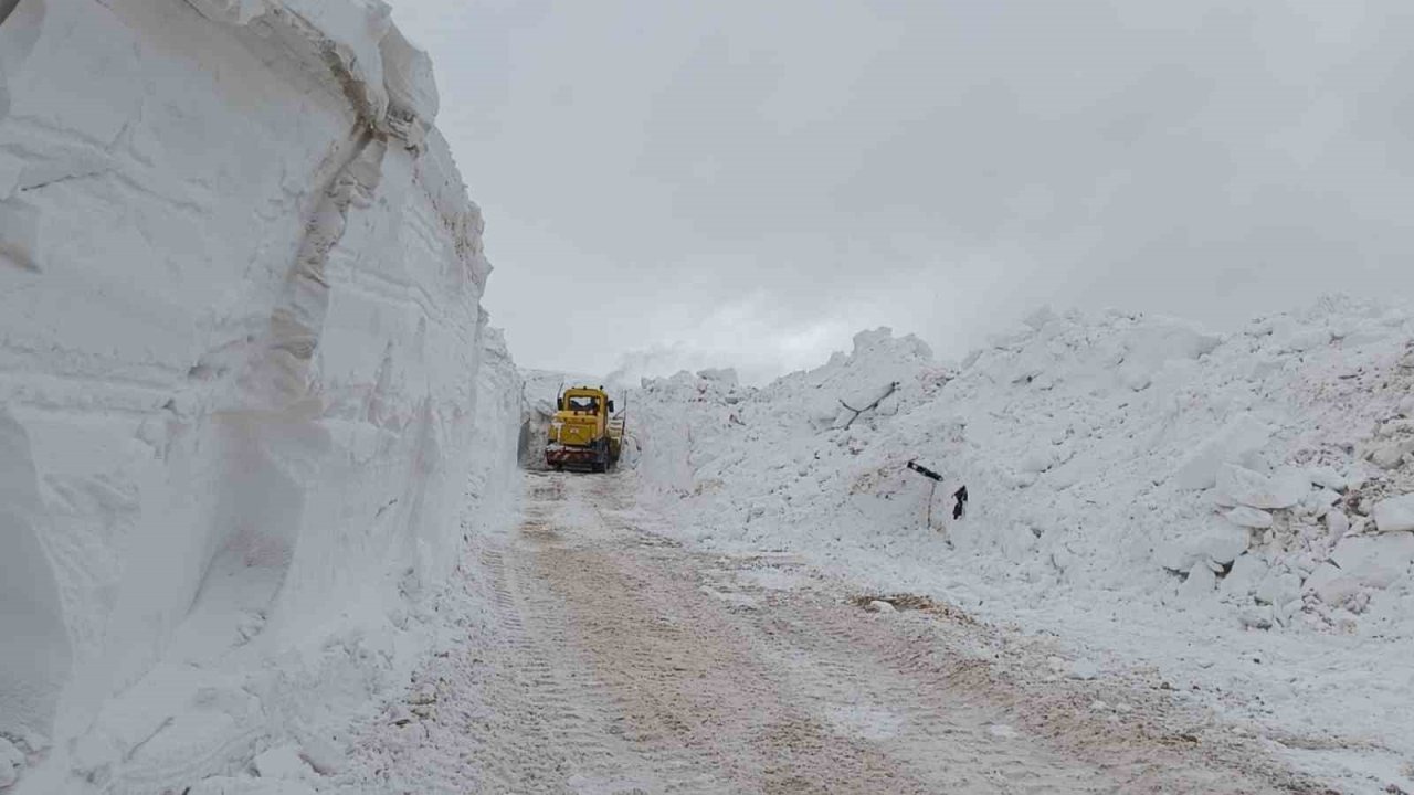 Başkale’de Kar Kalınlığı 5 Metreyi Buldu: İş Makineleri Karda Kayboldu