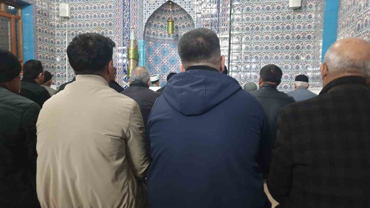 Başkale'de Ramazan Coşkusu: İlk Teravih Namazı Kılındı