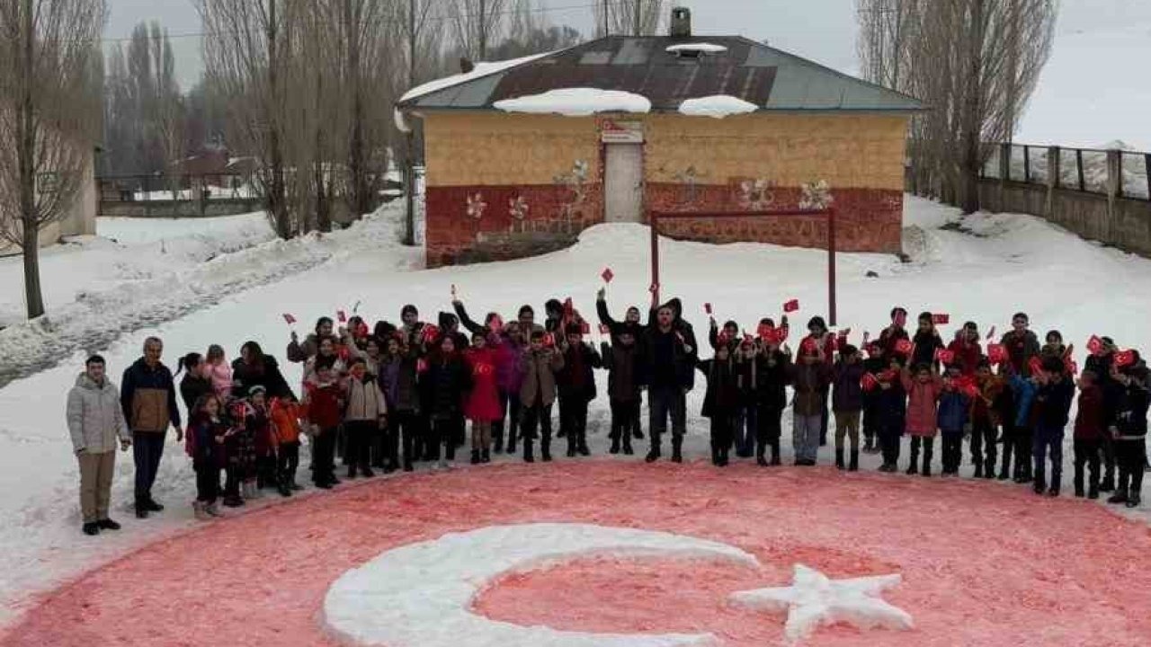 Beyaz Örtüye Ay-Yıldız İmzası! Ağrılı Öğrenciler Kar Üzerinde Bayrak Sevgisini İşledi