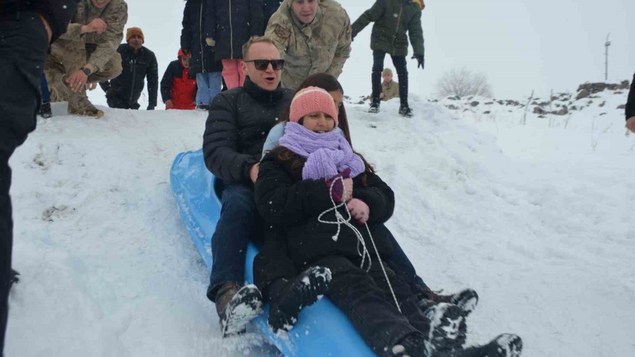 Bulanık’ta Jandarma ve Çocukların Kar Keyfi: Şefkat Dolu Buluşma
