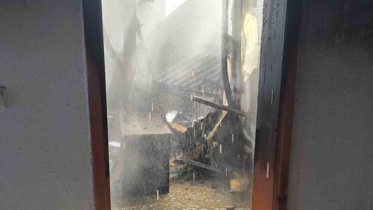 Çaldıran’da Korkutan Ev Yangını: İtfaiye Ekipleri Alevlere Hızla Müdahale Etti