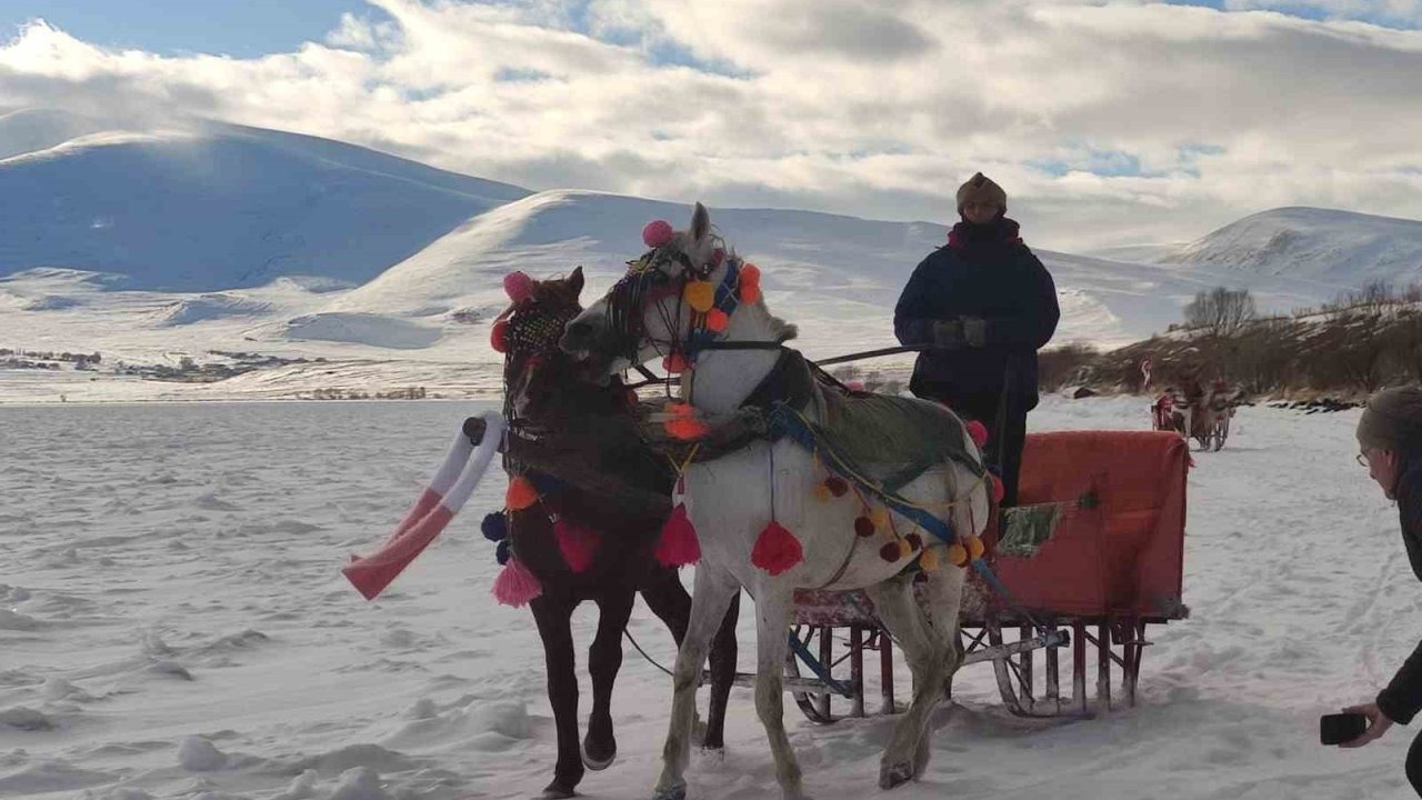 Çıldır Gölü’nde Buz Üstünde Keyif: Turistler Halay ve Atlı Kızakla Eğlendi