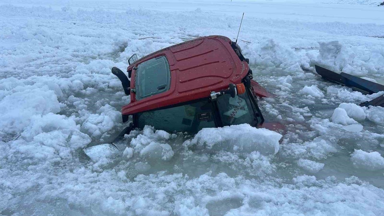 Çıldır Gölü'nde Korku Dolu Anlar: Kar Temizleyen Traktör Buzun Kırılmasıyla Göle Gömüldü
