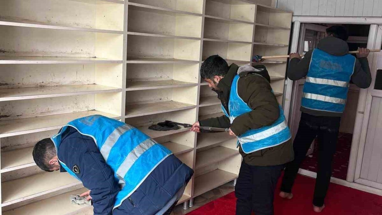Doğubayazıt'ta Denetimli Serbestlik Yükümlülerinden Cami Temizliği