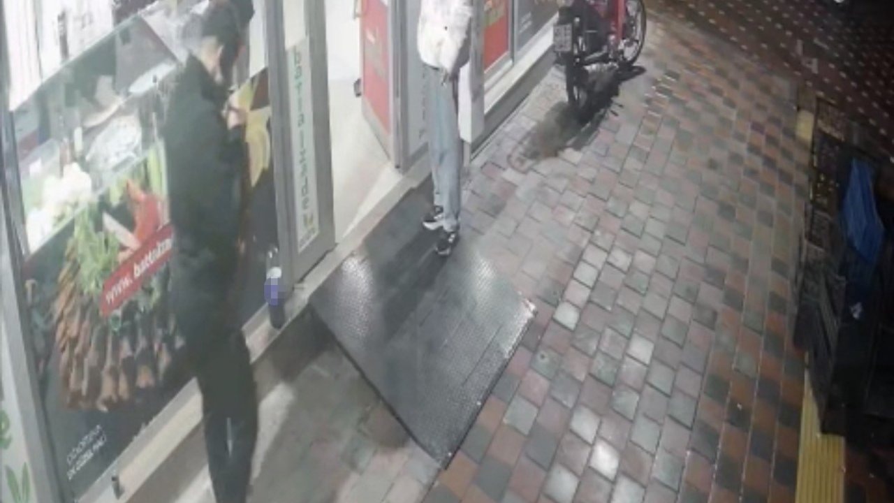 Dükkanın önündeki sigara paketini çaldı