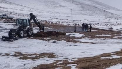 Eksi Derecelerde Aralıksız Mesai! Tuzluca'da Donan Su Hatları İl Özel İdaresi Ekiplerince Açıldı