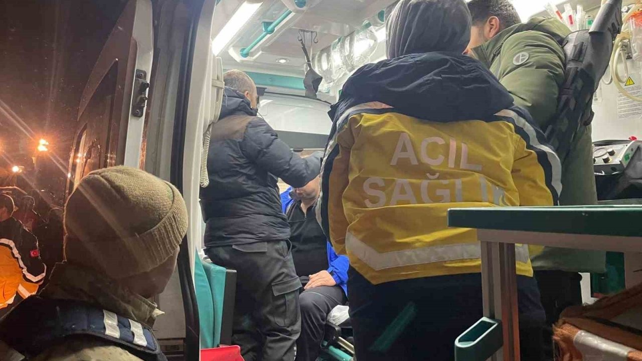 Eleşkirt'te Verici İstasyonuna Giden Ekibin Üzerine Çığ Düştü: 4 Personel Kurtarıldı