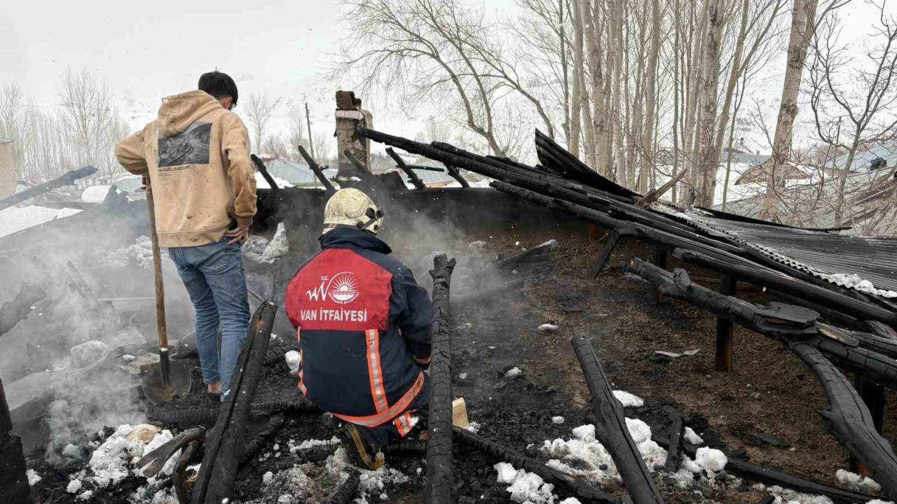 Erciş’te Çatı Yangını Korkuttu