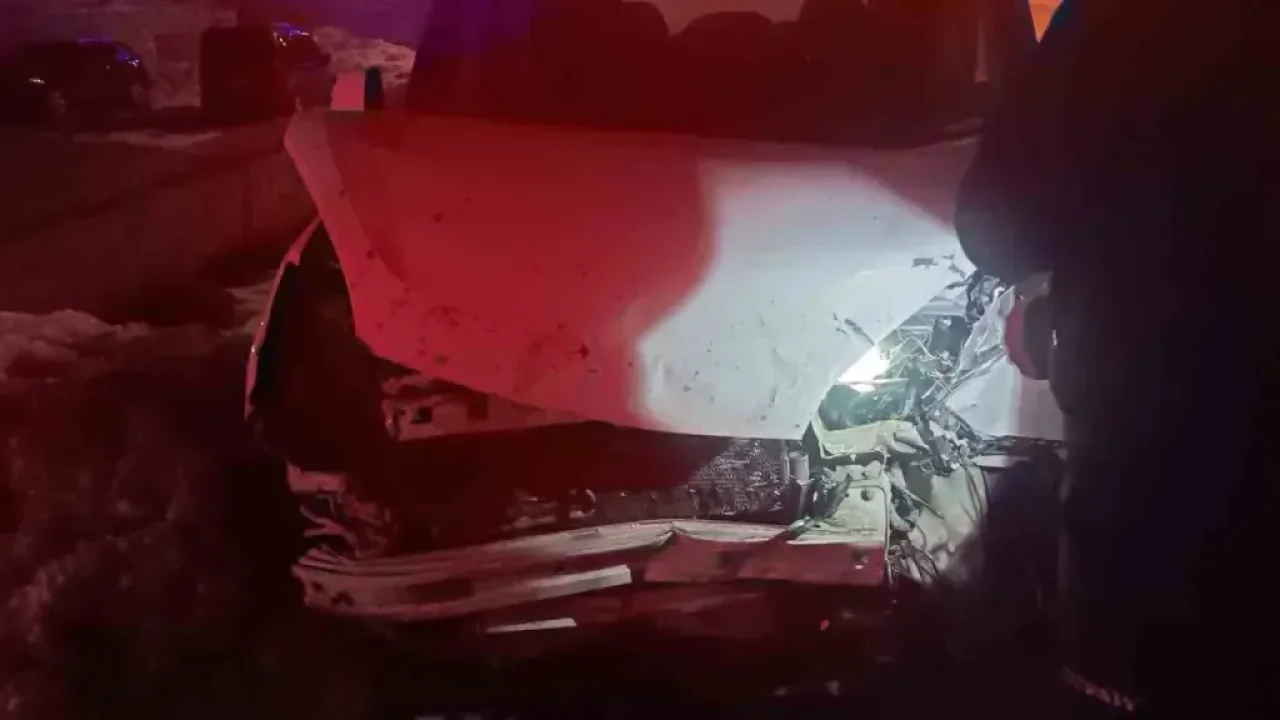 Erciş'te Korkutan Çarpışma: Kış Ortasında Trafik Kazası Can Yaktı