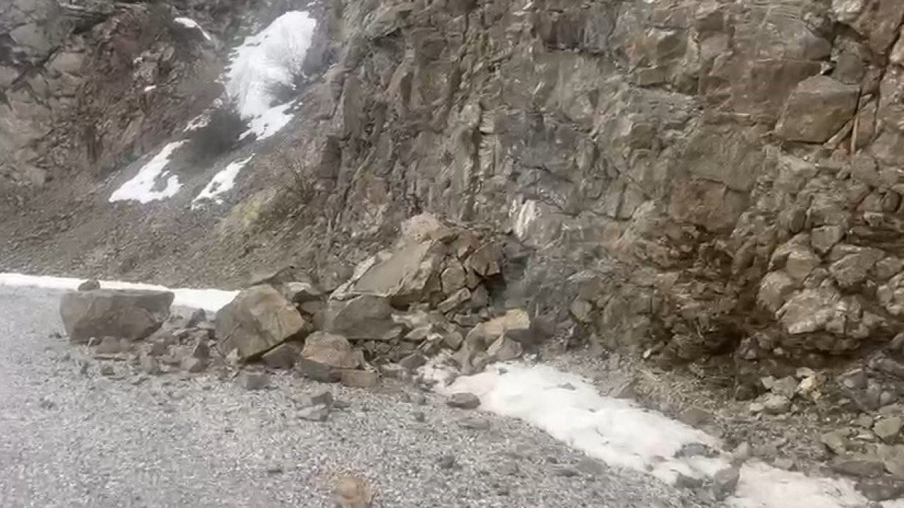 Erzincan’daki 4,9’luk deprem: Kaya Parçalarının Yola Savrulduğu Görüntüler Ortaya Çıktı