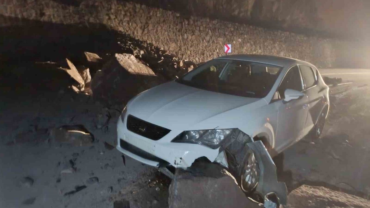 Erzurum-İspir Yolunda Heyelan: Büyük Kayalar Yola Düştü