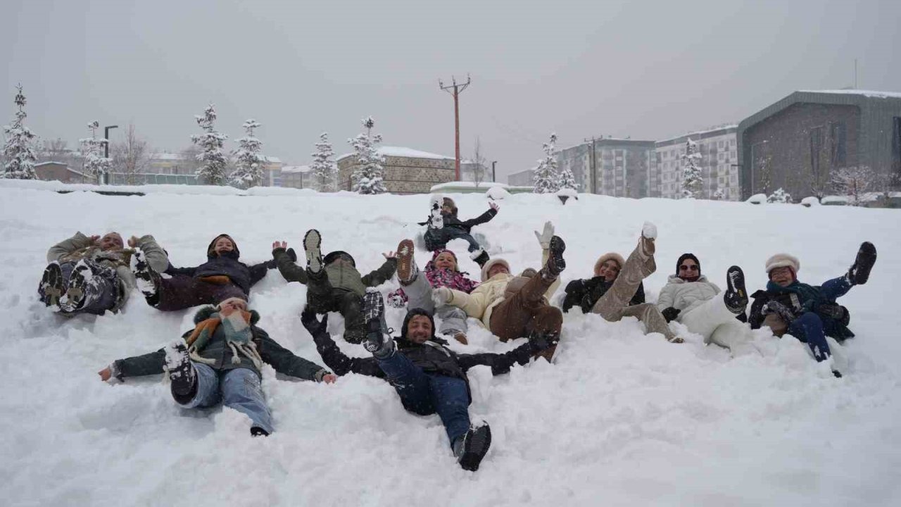 Erzurum’da Belçikalı Turistlerin Kar Coşkusu: Hem Eğlendiler Hem Yardım Ettiler