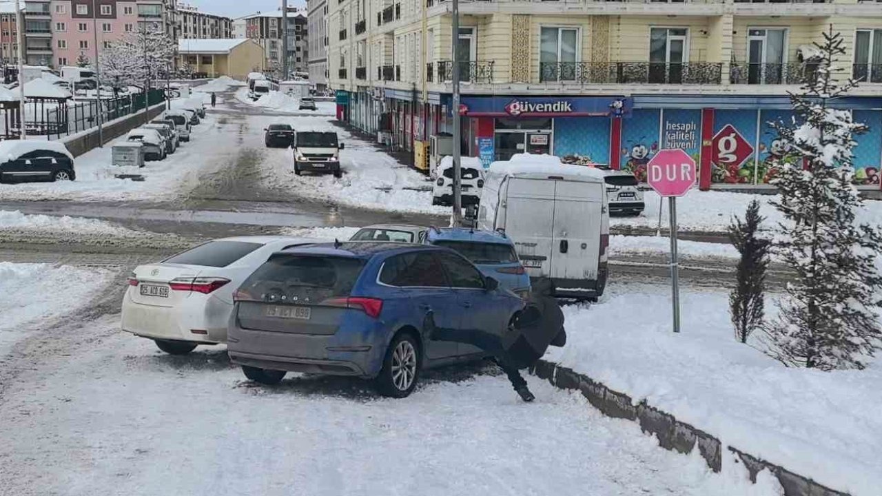 Erzurum’da Buzlanan Yolda Zincirleme Kaza: 5 Araç Birbirine Girdi