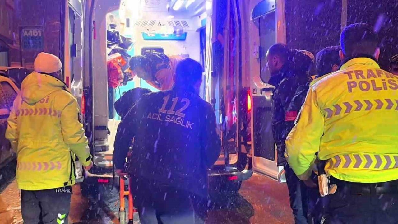 Erzurum’da Kar Yağışı Kazayı Beraberinde Getirdi: Motokurye Yaralandı